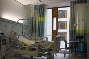 Chambre d'hôpital nettoyée par des professionnels.
