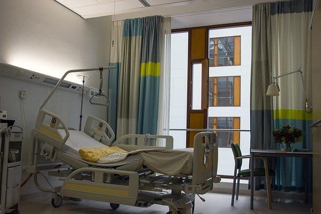 Chambre d'hôpital nettoyée par des professionnels.