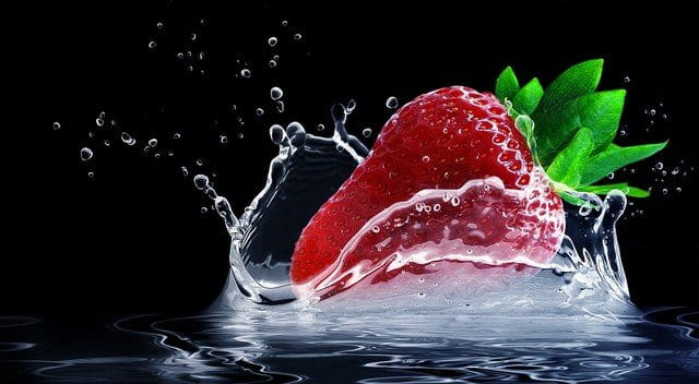 Fraise nettoyée dans de l'eau.