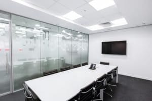 Une salle de réunion avec moquette.