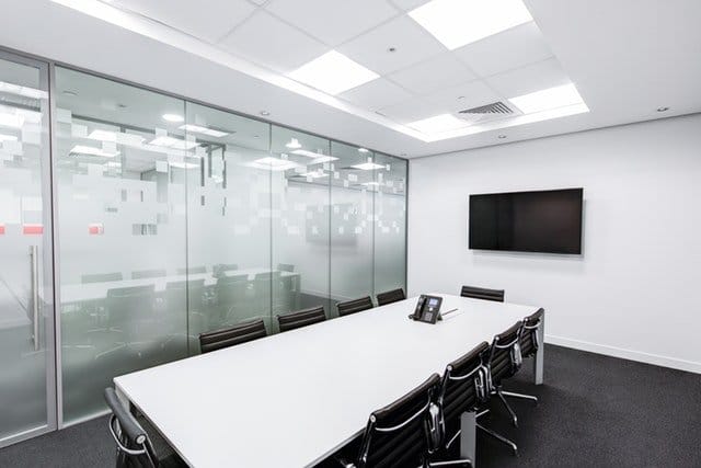Une salle de réunion avec moquette.