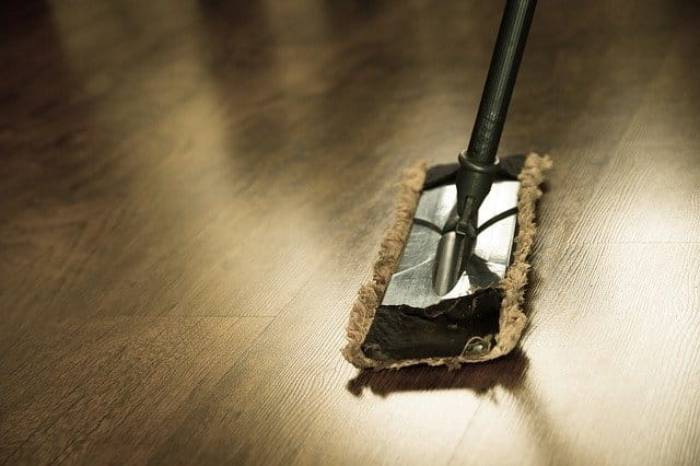 Serpillière sur du parquet.