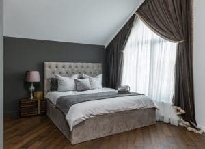 Chambre avec un grand lit.