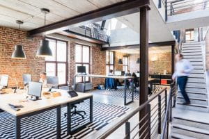 Personnes sur leur lieux de travail.