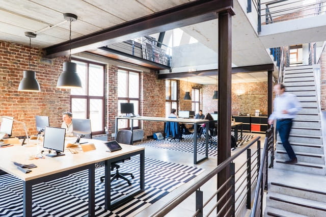 homme dans son environnement de travail.