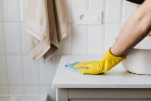 Agent d'entretien en plein travail dans une salle de bain.